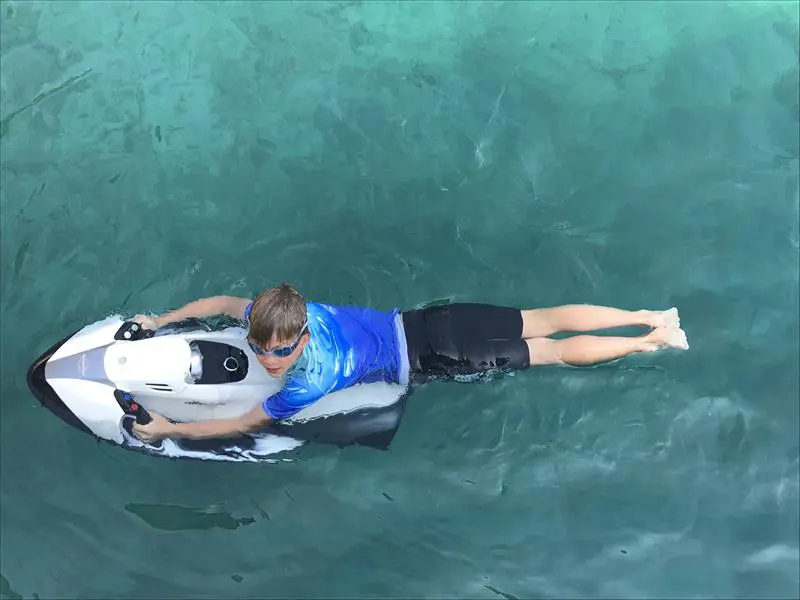 Young guest using Seabob